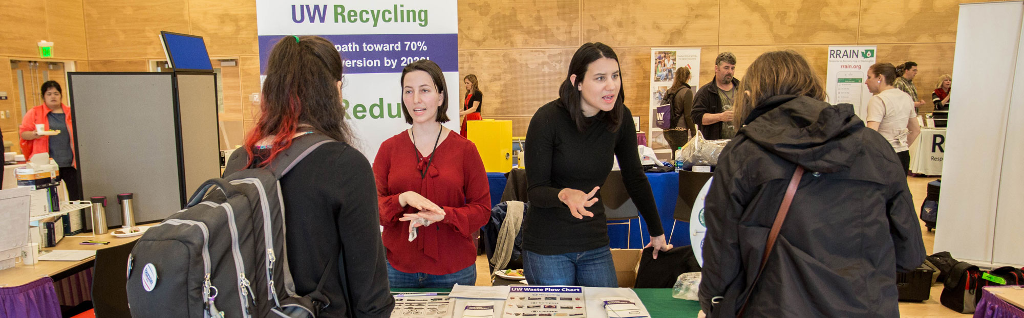 Liz Gignilliat and Erica Bartlett from UW Recycling talk with expo attendees.