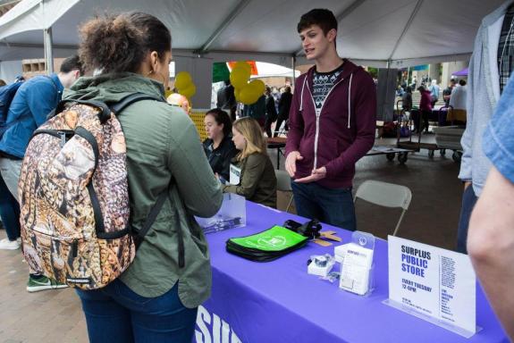 UW Surplus staff hands out reusable tote bags