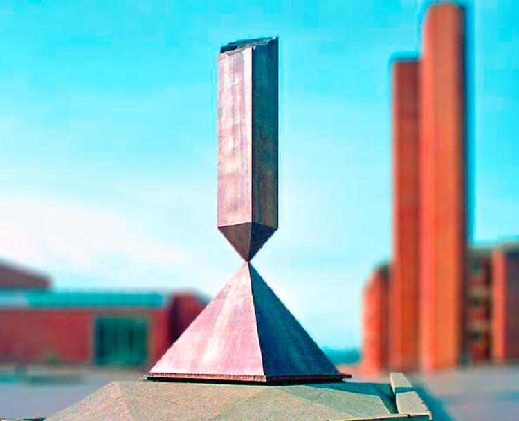 Barnett Newman Broken Obelisk, 1967