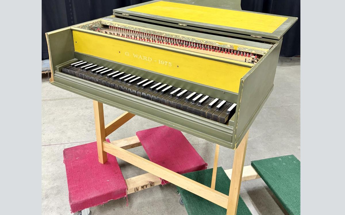 Green and yellow harpsichord.