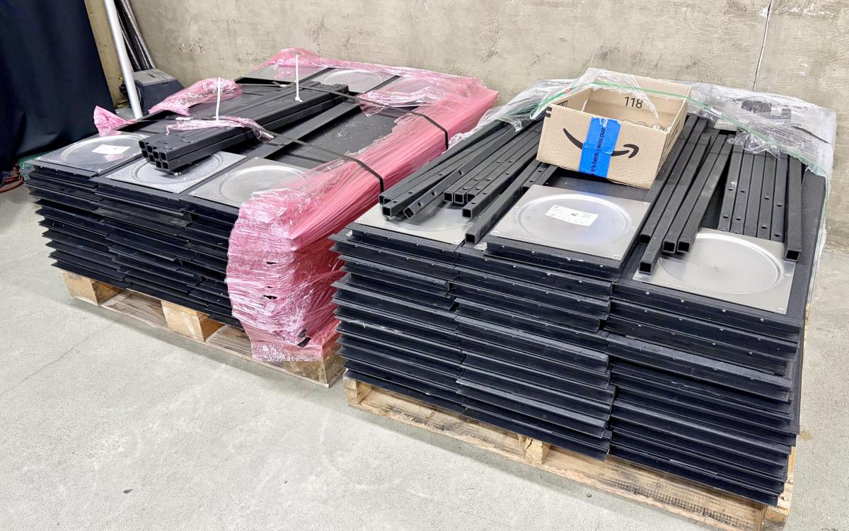 Seiscmi isolation platforms on two pallets.