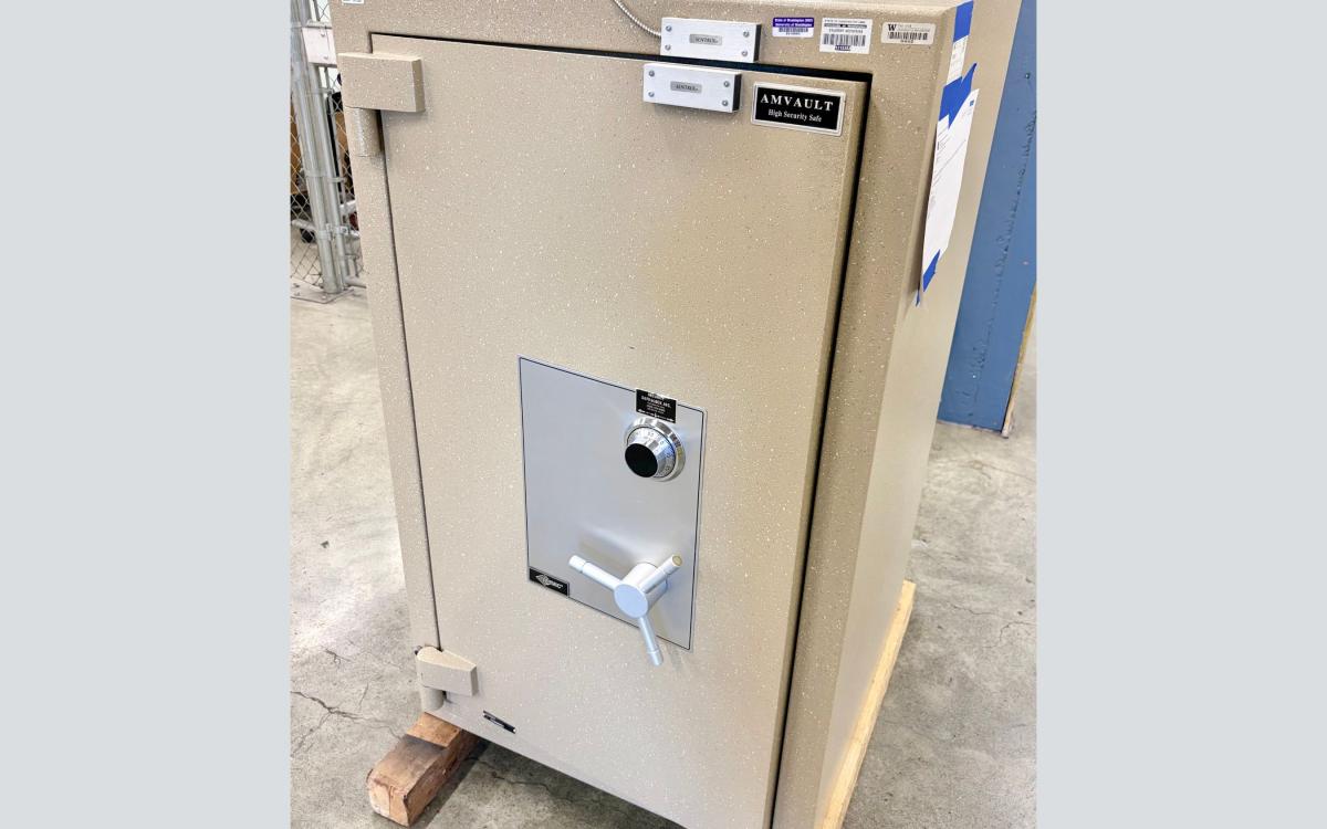 Beige Amsec Amvault combo safe on dunnage.